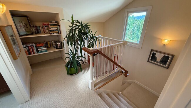 Building Photo - Beautiful Fully Furnished Home in Close-In...