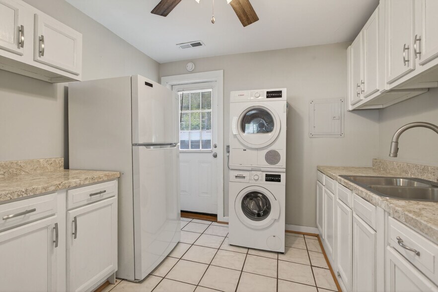 Building Photo - 404 Roselynn Ln