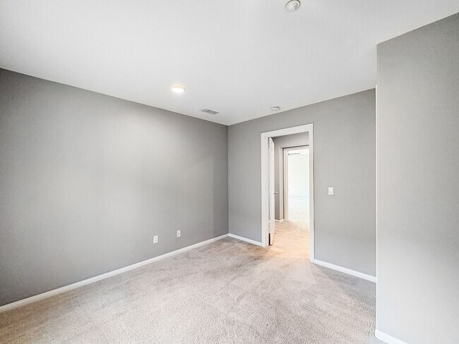 Building Photo - Stunning 4B/2.5BA House in Vista!