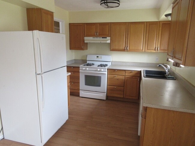 Building Photo - 4 bedroom 3 bathroom w/basement