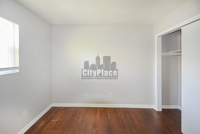 Building Photo - 2404 N Lesley Ave