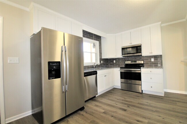 Building Photo - Remodeled Ranch Home in Steele Creek!
