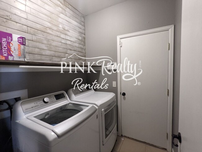 Building Photo - 9496 Pony Gulch Way