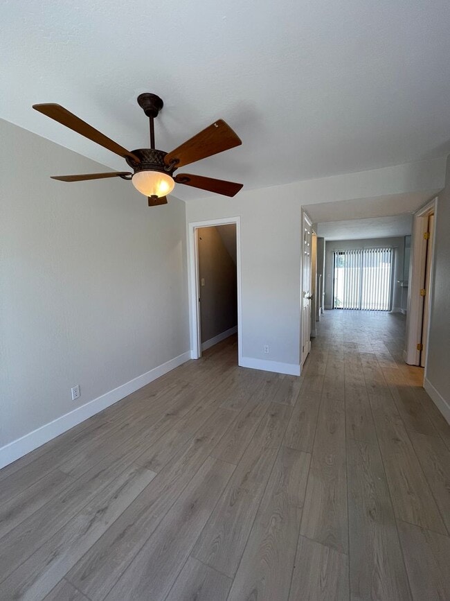 Building Photo - Beautiful Updated 3 Bedroom, 2 1/2 Bath Condo