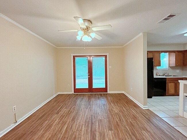 Building Photo - 3 Bedroom Townhouse off Jefferson Hwy near...