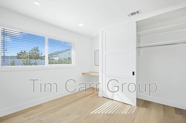 Building Photo - 243 E 20th St