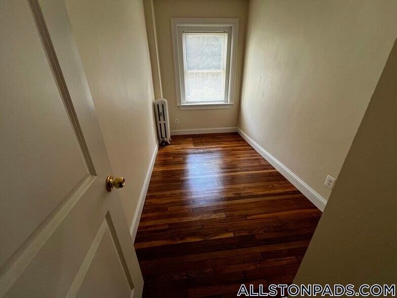 Building Photo - 248 Kelton St