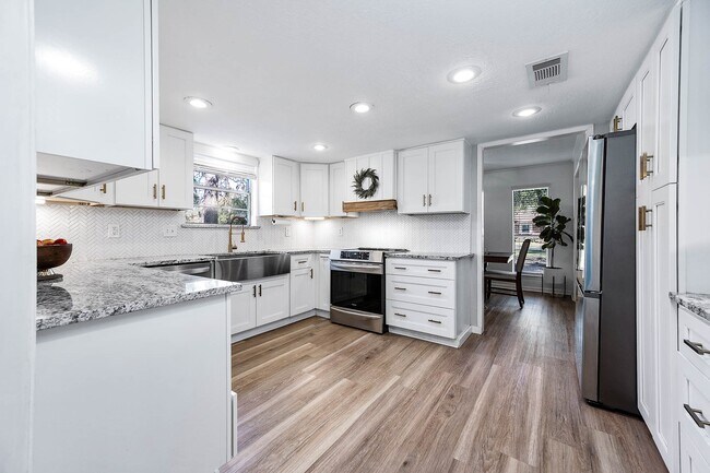 Building Photo - 26715 Maplewood Dr