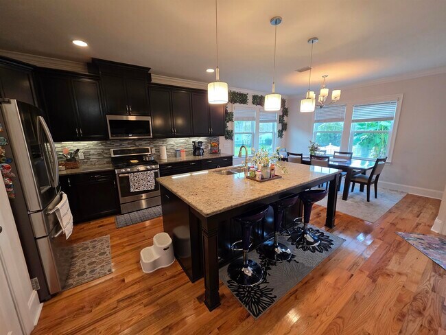 Building Photo - 2521 Lantana Ln