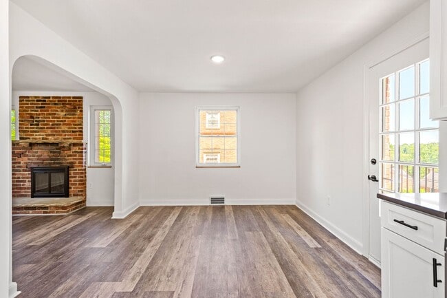 Building Photo - AVAILABLE JULY 1ST!! Don't miss this STUNNING 3 bedroom!