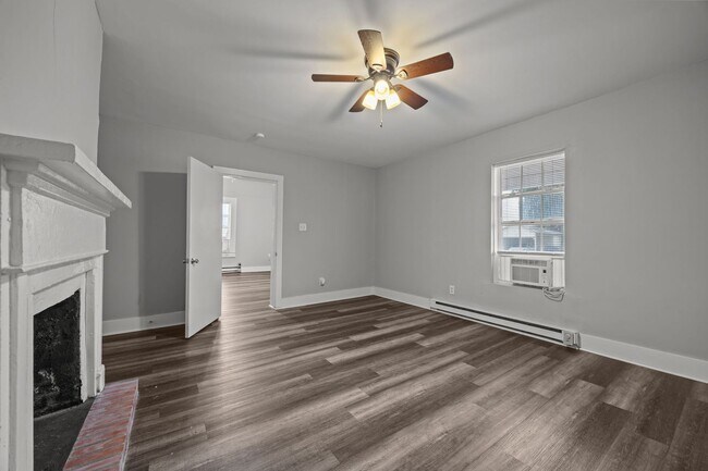 Building Photo - Newly Renovated 2 bed 1 bath!