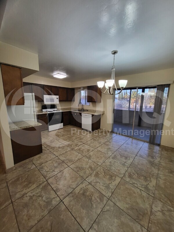Building Photo - 905 S La Bellota