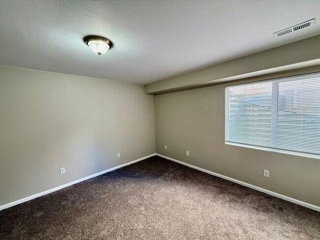 Building Photo - Large Springs Ranch 5 bedroom Close to Pow...