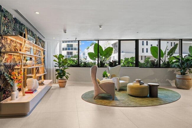 Building Photo - 700 NE 24th St