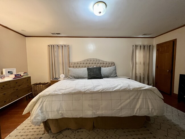 Main bedroom - 215 15th Ave SW