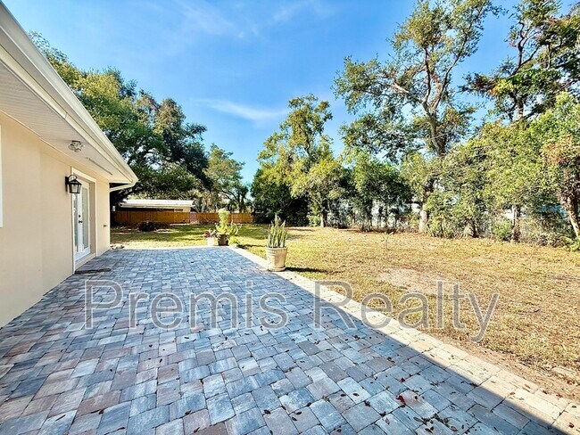 Building Photo - 2014 Pinehurst Dr