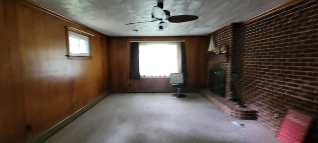 Building Photo - Brick ranch in Southside with large privat...