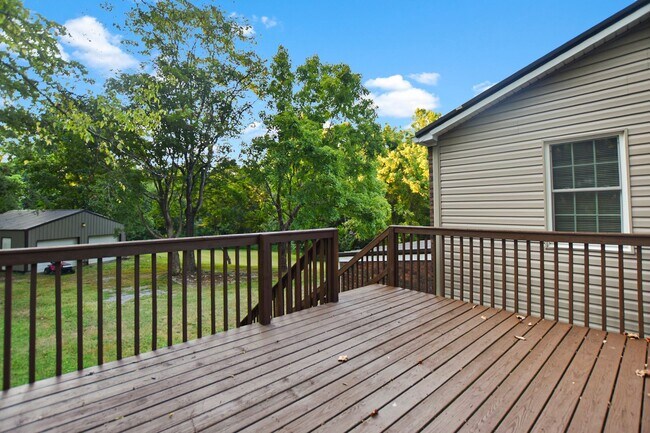 Building Photo - Pet Friendly Three Bedroom!