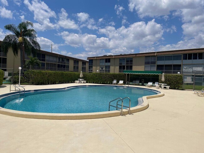 Building Photo - 400 Village Green Cir W