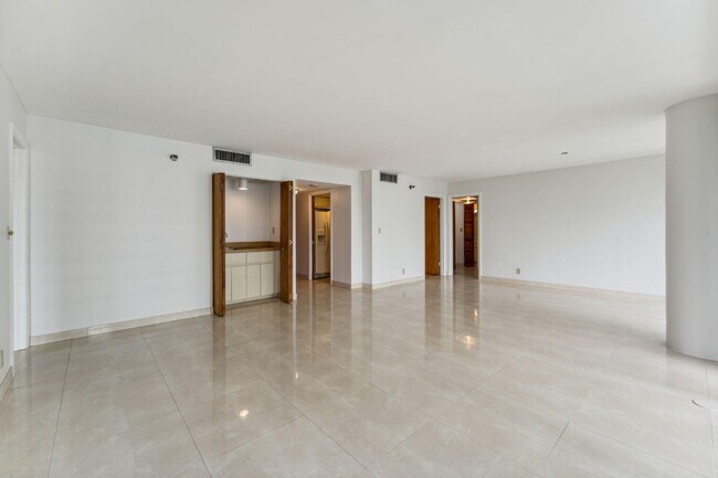 Building Photo - 2025 Brickell Ave