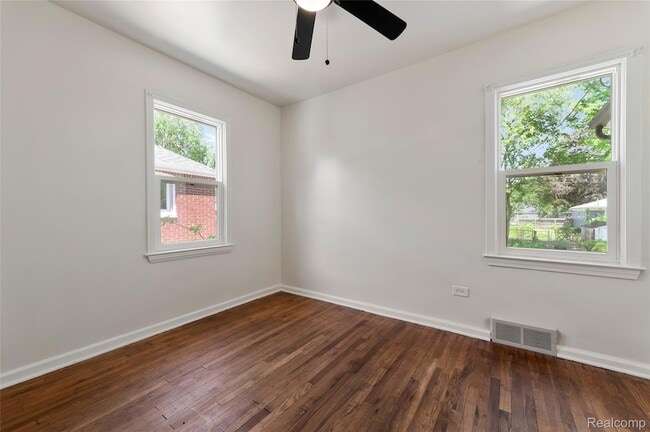 Building Photo - 15450 Lola Dr