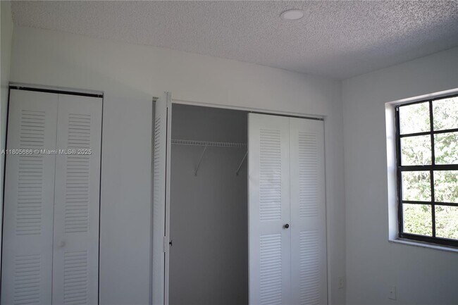 Building Photo - 1500 Jefferson Dr