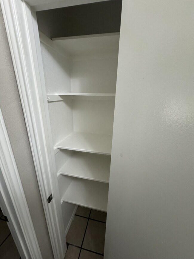 Building Photo - 2-Bed 2-Bath 1-Car Garage easy access to W...