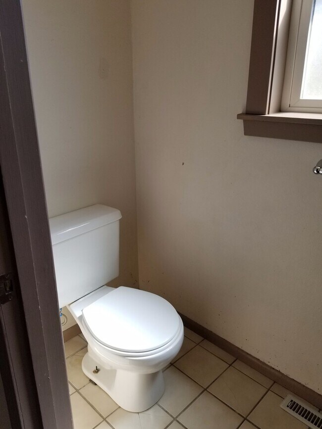 Building Photo - 55th Ave 3+ bedroom with attached oversized 1 car garage