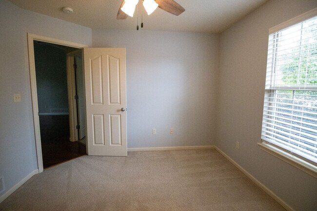 Building Photo - Stunning 3Bed/2BA Home with Dual Living Spaces/Garage