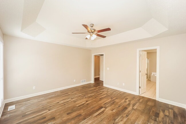 Building Photo - 4165 Golfview Dr