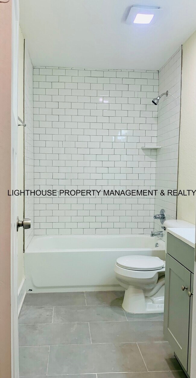Building Photo - Fully Renovated & Cozy 3 Bed/2 Bath with F...