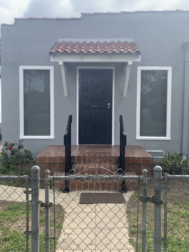 Building Photo - 342 E 84th St