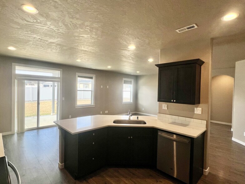 Building Photo - 2395 Chelan St