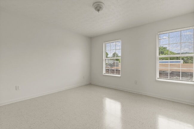 Building Photo - Charming Two Bedroom Townhome in South Louisville, Family-Friendly Neighborhood!