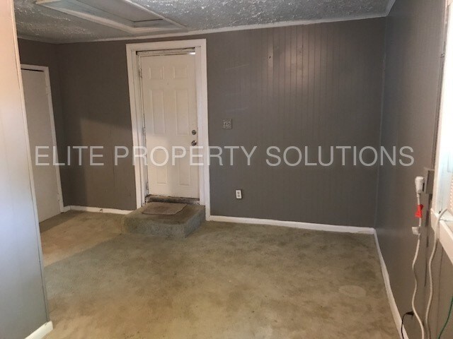 Building Photo - Small house near Dickerson and Trinity Lane