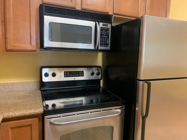 Building Photo - Beautiful upstairs condo with Washer and D...