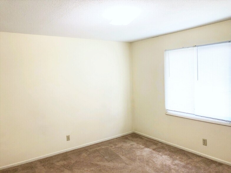 Building Photo - 2017 NW Hickory Ln