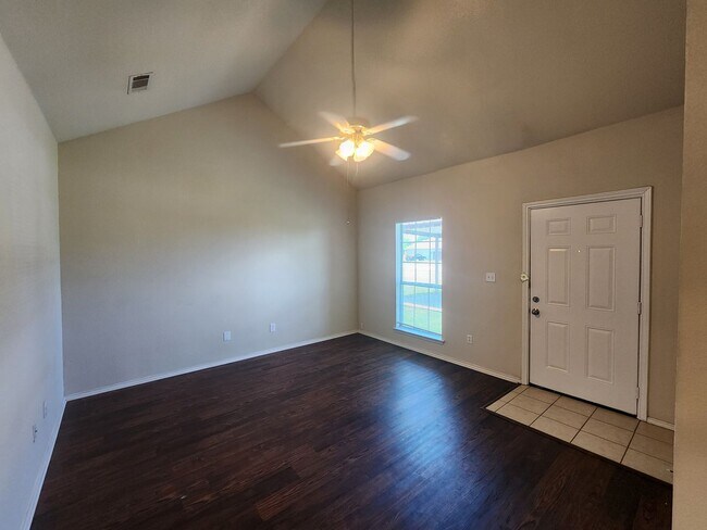 Building Photo - Charming 3 bedroom duplex in Weatherford