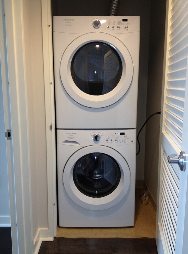 Building Photo - Gorgeous 1 Bedroom Condo at Axis