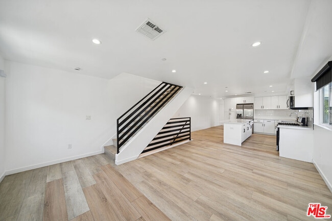 Building Photo - 837 N Harvard Blvd