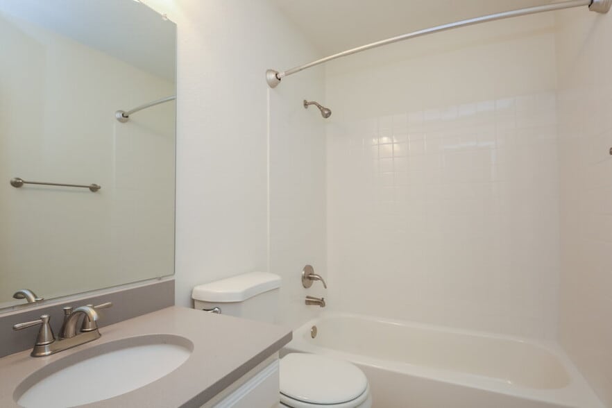 Building Photo - 657 Edgewood Dr