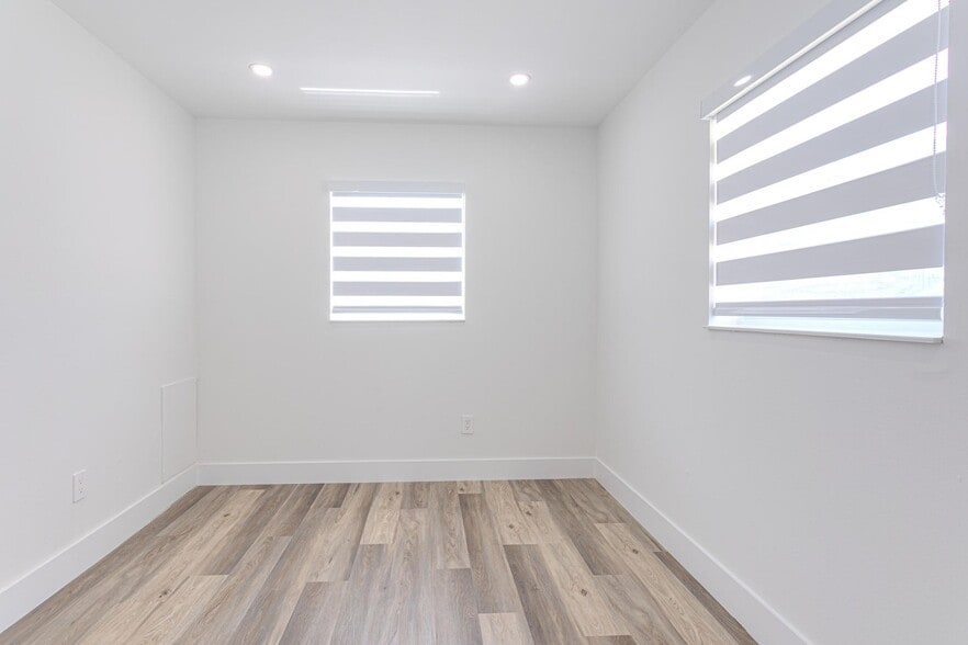 Building Photo - 1717 16th Ct N