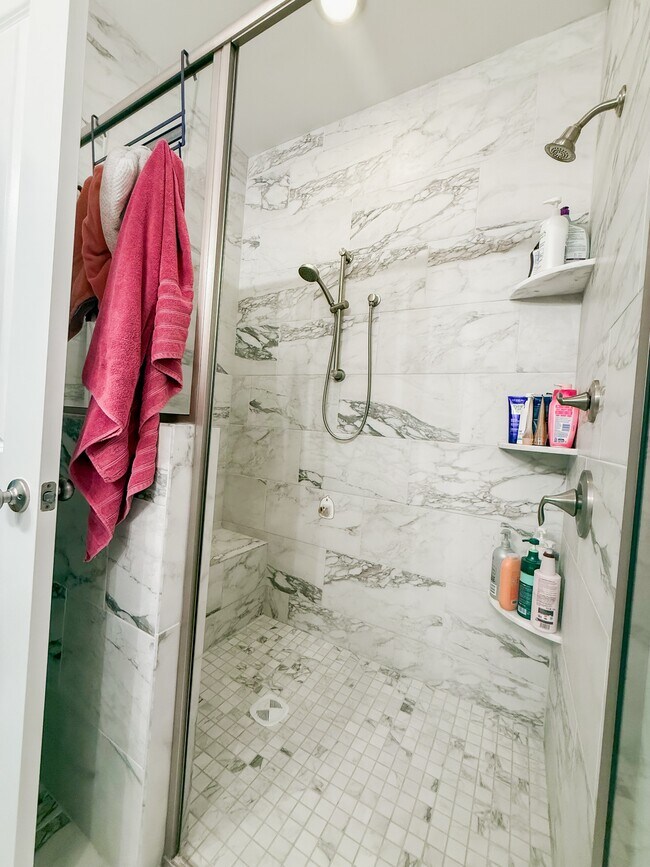 Building Photo - 5742 Vlg Rdg Ln