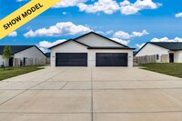 Building Photo - Decarsky Park Alex