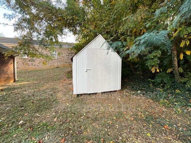 Building Photo - 1019 Manor Dr