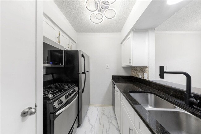 Building Photo - 2401 Manor Rd