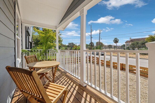 Building Photo - DARLING 2-BEDROOM MAHNCKE PARK COTTAGE