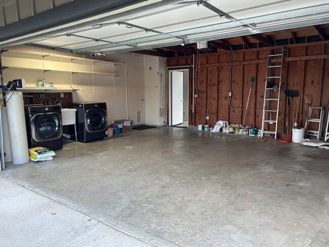 Building Photo - Well-Maintained Home with Great Outdoor Space