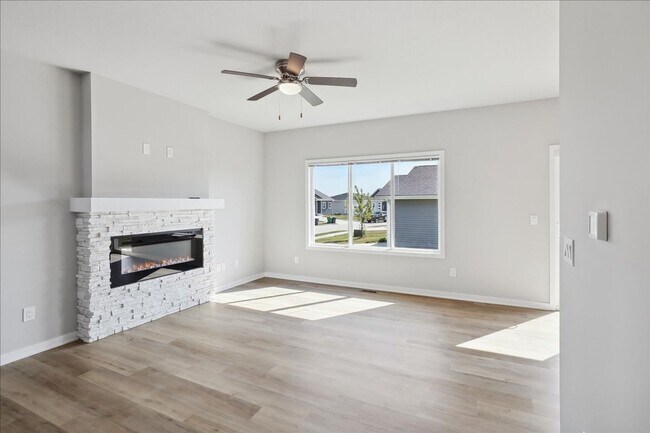 Building Photo - Beautiful! 3 bedroom 3 bathroom Single-Family Home in Urbandale, IA