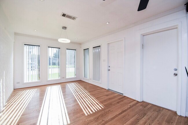 Building Photo - 5666 Overbrook Ln